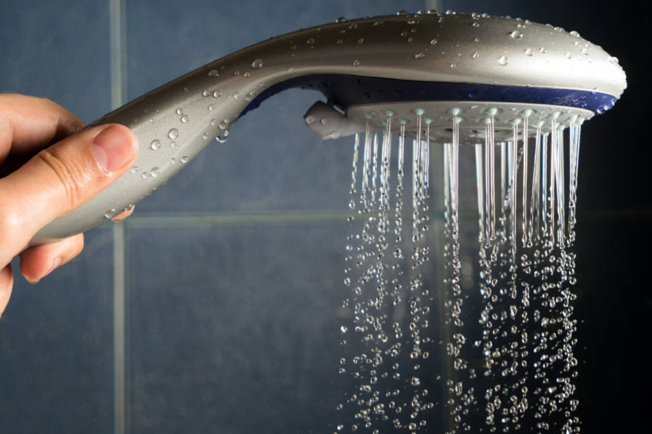 Mit einem Messer bedrohten sie den 36-Jährigen, als dieser aus der Dusche kam. (Symbolbild)