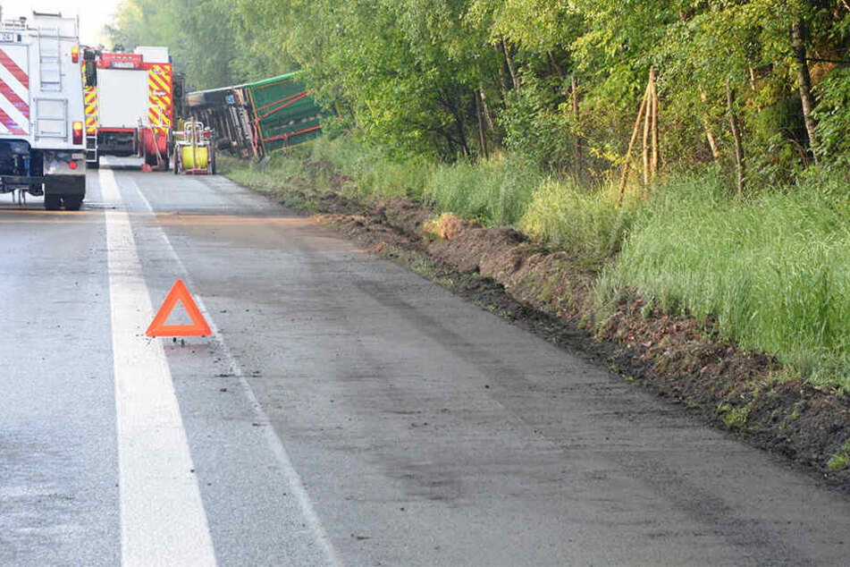 Der Trucker kam von der Fahrbahn ab.