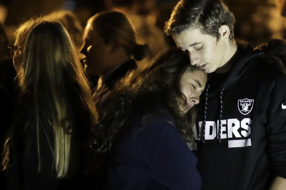 Eine Schülerin der Saugus High School wird von ihrem Freund, Declan Sheridan, einem Schüler der nahegelegenen Valencia High School, während einer Mahnwache im Central Park getröstet.