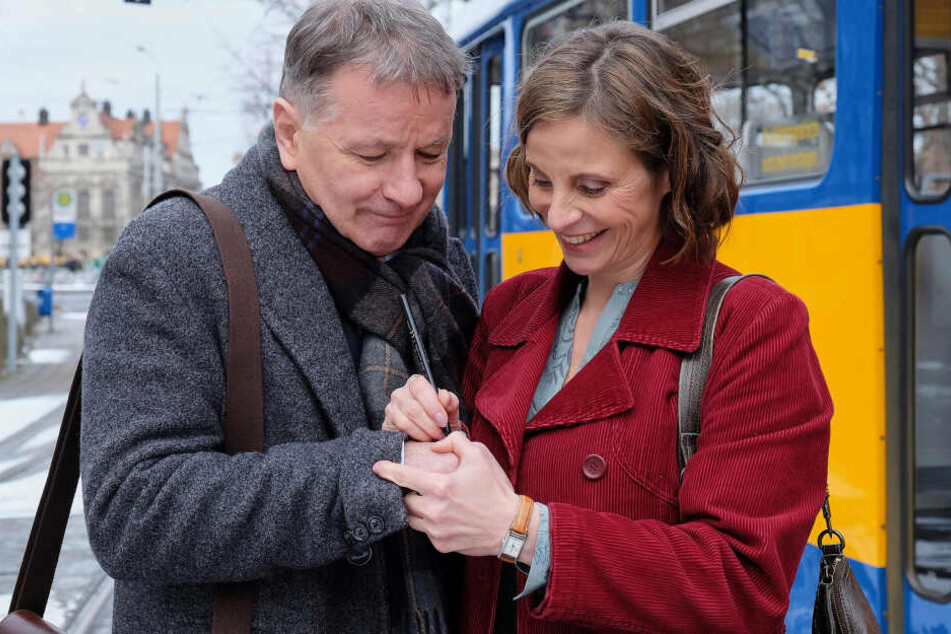 Dr. Roland Heilmann (gespielt von Thomas Rühmann) lässt sich Katja Brückners (Julia Jäger) Nummer auf die Hand schreiben.
