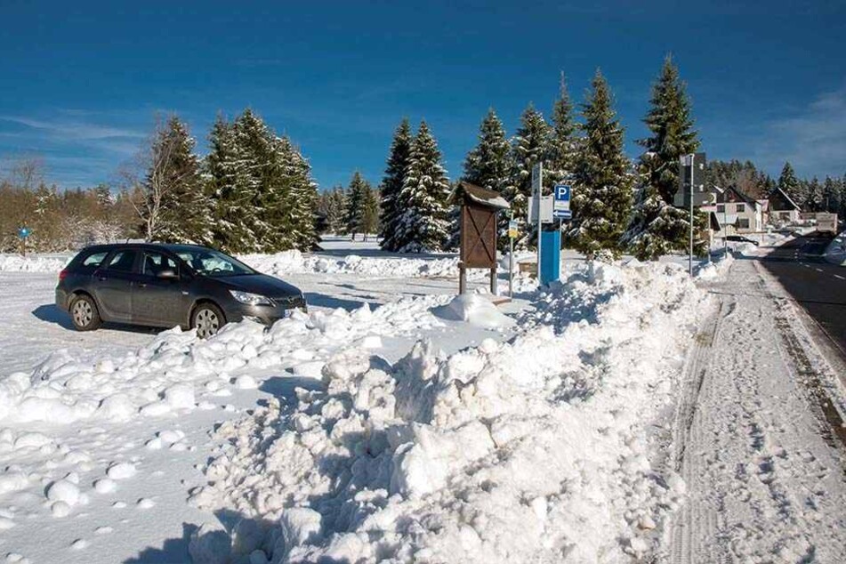 An den Wochenenden drängen sich hier viele Besucherautos, nur öffentliche Toiletten gibt es keine für die Skifahrer.