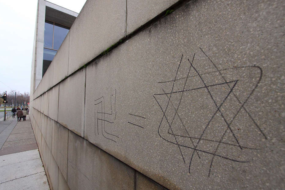 Schmierereien an der Außenmauer der Dresdner Synagoge. Die Zahl antisemitischer Straftaten stieg in Sachsen von 90 im Jahr 2016 auf 118 im vergangenen Jahr an.