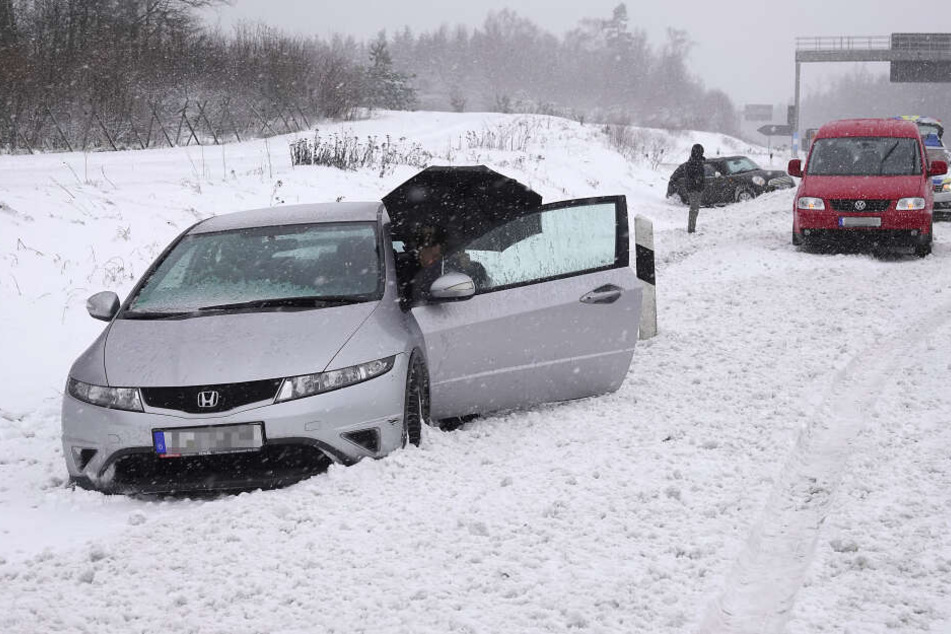 Auf der A4 rutschten in der Nähe der Anschlussstelle Limbach/Rabenstein ein Mini und ein Honda in den Graben.