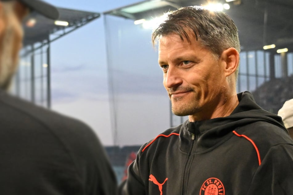 St.-Pauli-Trainer Alexander Blessin (51) will sich nicht auf der Leistung gegen RB Leipzig ausruhen.