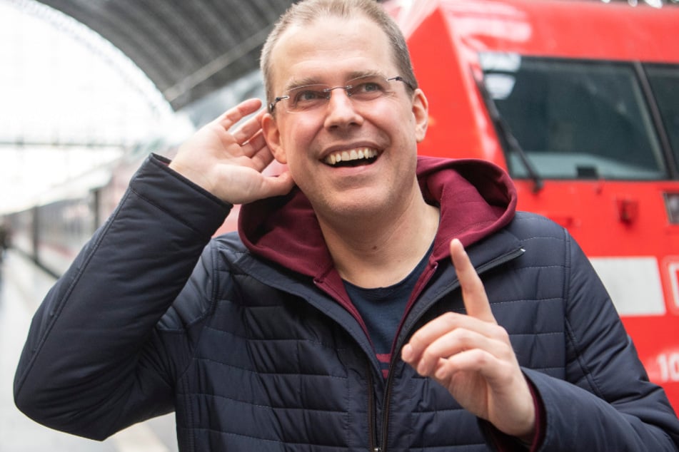 Das Foto vom 7. Januar zeigt den neuen Bahnansager Heiko Grauel am Frankfurter Hauptbahnhof.