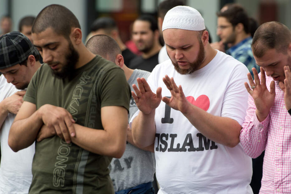 Anhänger eines salafistischen Predigers nehmen an einer Demonstration teil. (Archivbild)