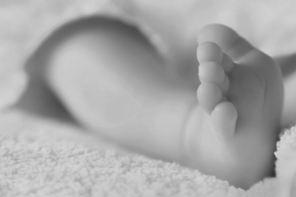 Horror-Mord: Mann schneidet Baby den Kopf ab, Mutter schreitet einfach nicht ein