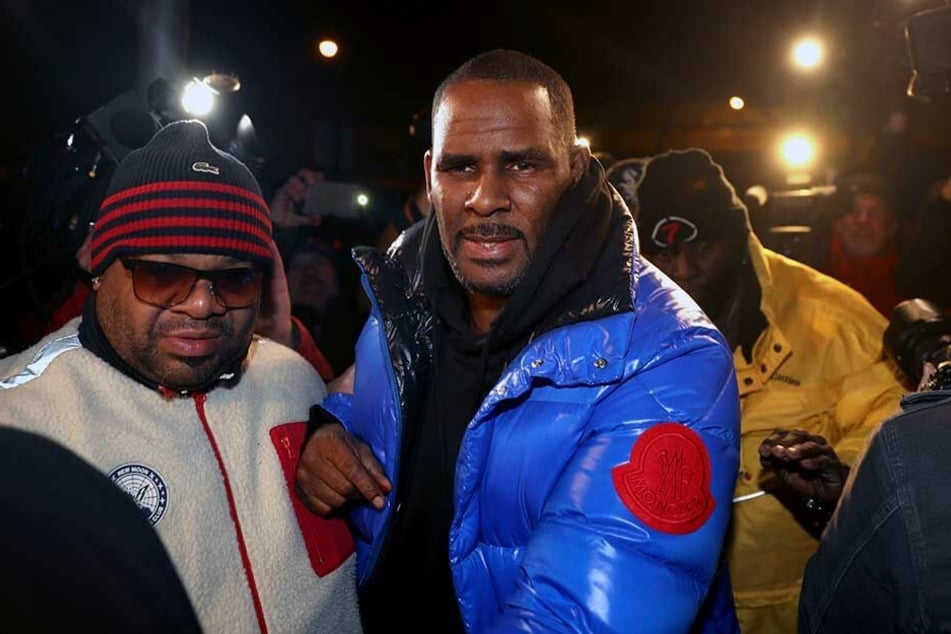 Sexueller Missbrauch! R. Kelly in Handschellen abgeführt ...
