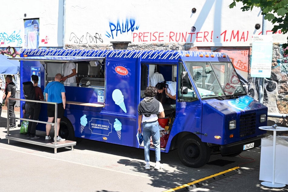 Neben den klassischen Eissorten Schokolade, Vanille und Erdbeere werden auch vegane Sorten angeboten.