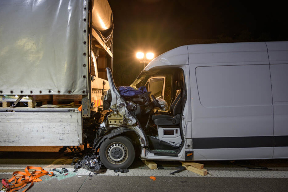 Der Transporter verkeilte sich unter dem Laster.