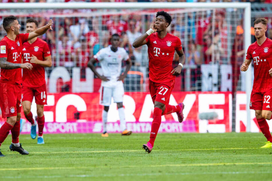 David Alaba (M.) verzückte die Fans in München mit einem sehenswerten Freistoß.