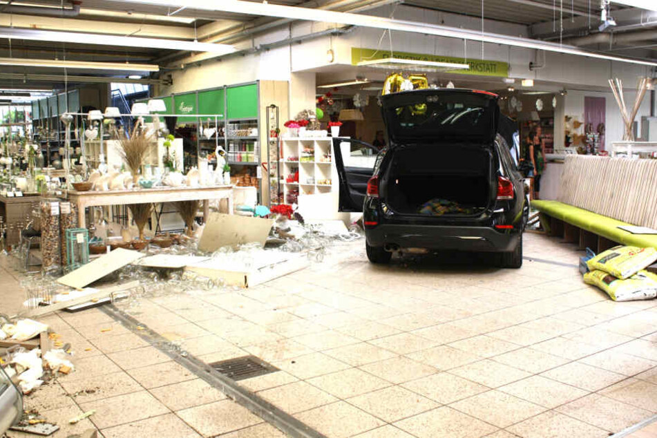 Erst nach 25 Metern im Geschäft kam das Fahrzeug zum Stillstand.