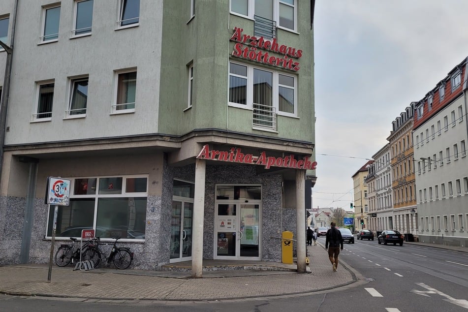 Die seit Mitte 2024 behördlich geschlossene Stötteritzer Arnika-Apotheke war Dreh- und Angelpunkt des Skandals. Sie ist auch am Urteilstag weiterhin geschlossen.