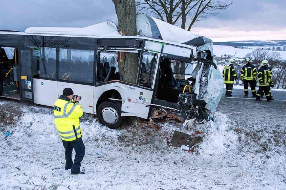 Unfall-Drama im Erzgebirge! Fünf Menschen verunglücken mit Bus