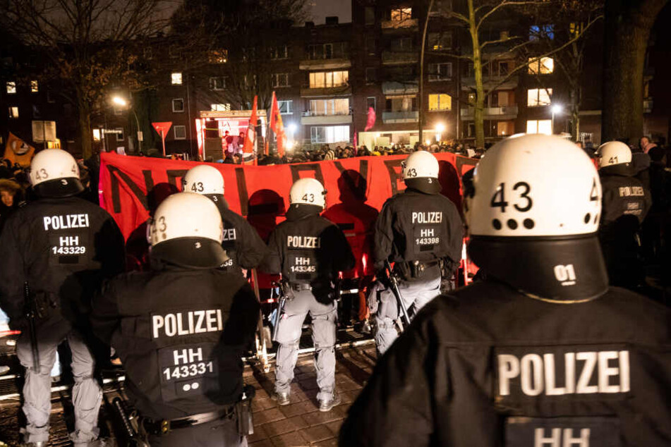 Polizeikräfte sichern den Zugang zum Veranstaltungsort.