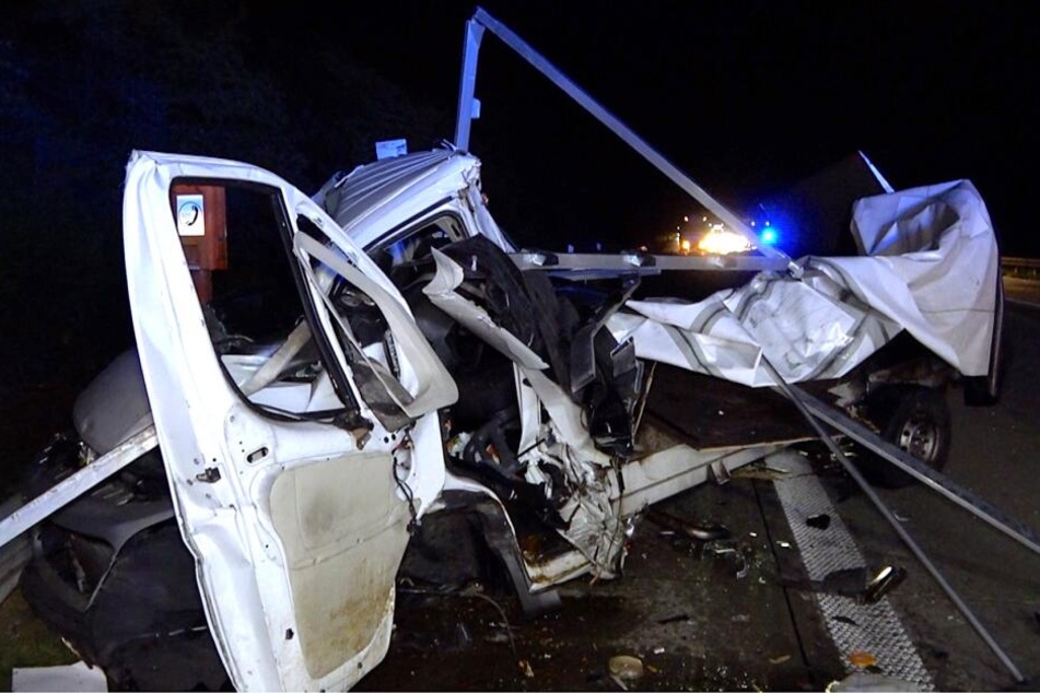 Der Lkw Fiat wurde komplett zerstört, der Fahrer schwer verletzt.