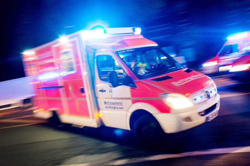 Aus unerklärlichen Gründen kam der 69-Jährige auf die Gegenfahrbahn und krachte in einen Lkw (Symbolbild).