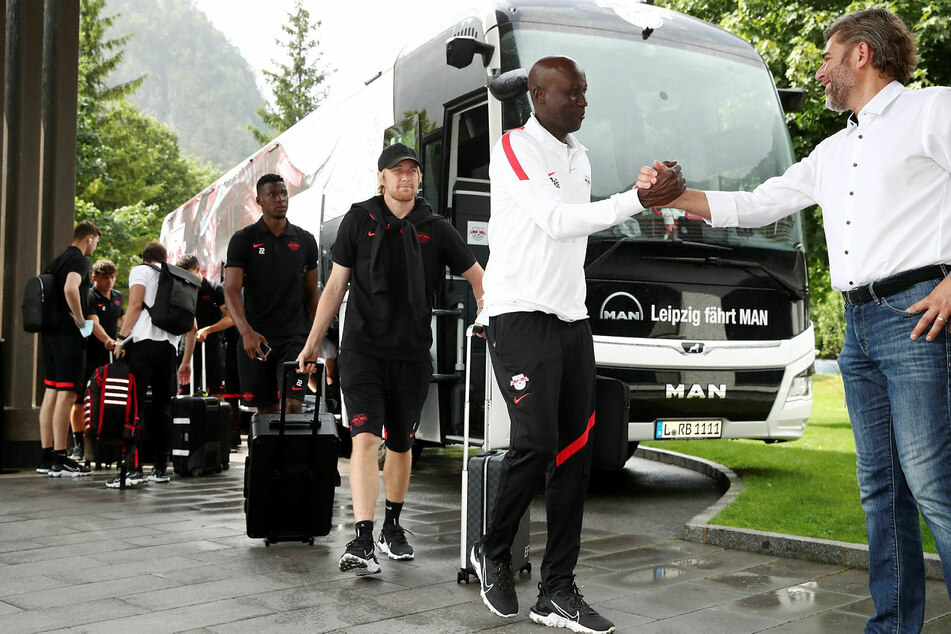 Freundliche Begrüßung für RB Leipzigs Teambetreuer Babacar N'Diaye (2.v.r.) am Teamhotel.