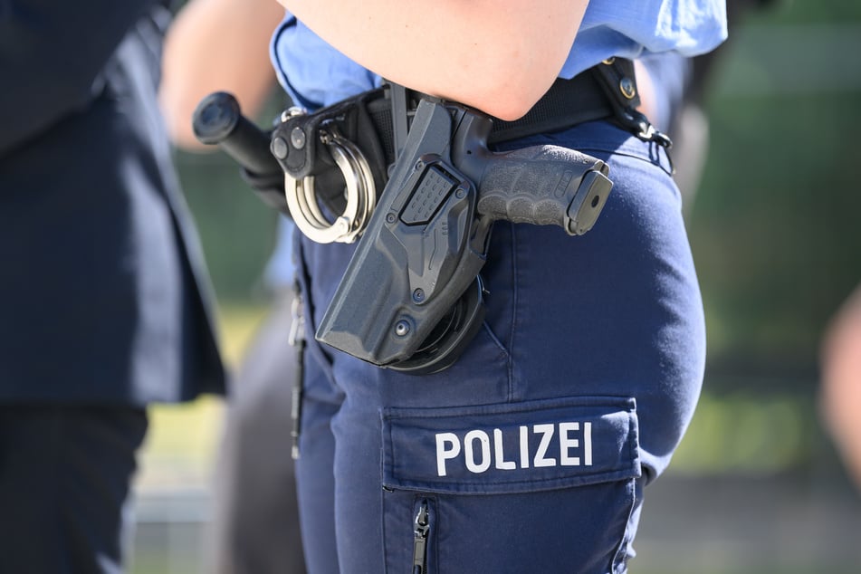 Eine Polizistin trug bei dem Vorfall leichte Verletzungen davon. (Symbolfoto)