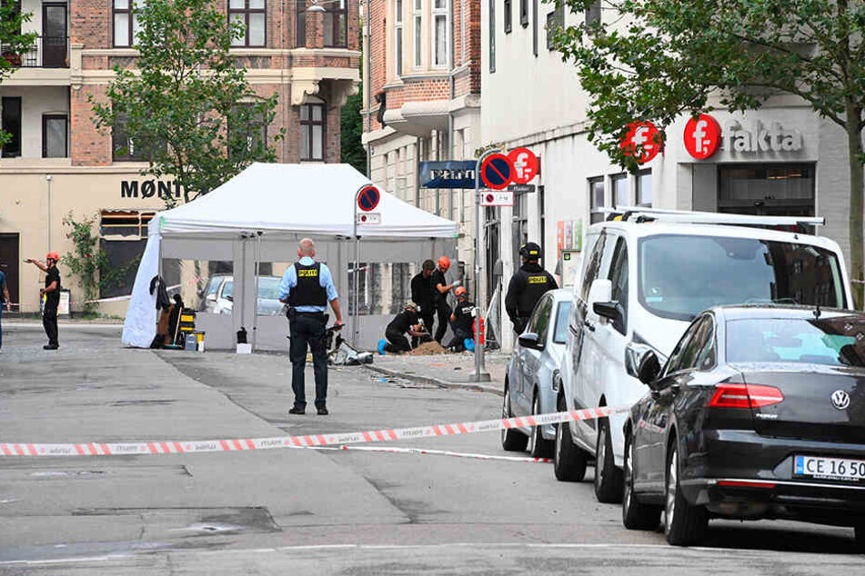 Nach der Explosion am frühen Morgen, sichern die Beamten den Ort des Geschehens.
