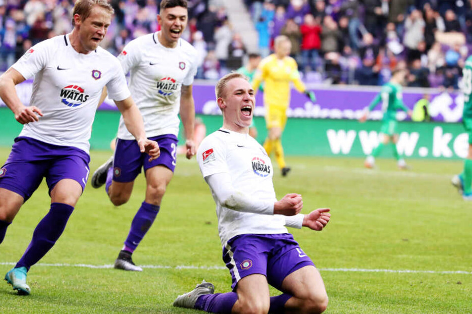 Florian Krüger jubelt mit Jan Hochscheidt (l.) und John Patrick Strauß (M.).