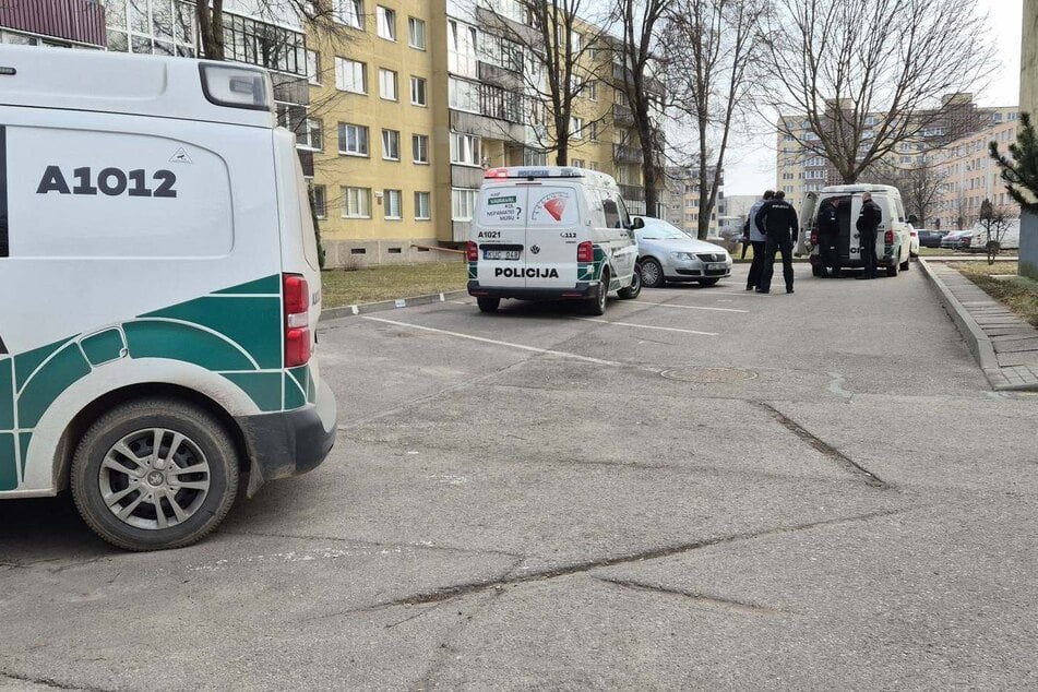 Polizisten sperrten den Tatort ab.