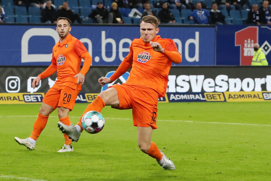 Er stand wieder auf dem Platz und seinen Mann! Steve Breitkreuz (v.) musste 535 Tage verletzungsbedingt pausieren. Am Mittwochabend beim HSV gab er sein Comeback - er war der einzige Lichtblick!