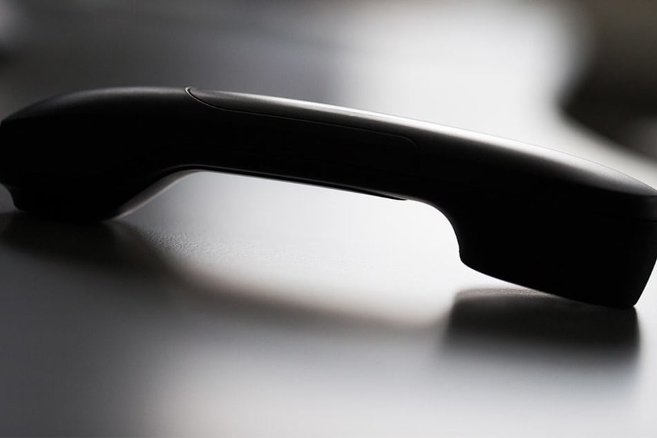 Ein Senior fiel auf eine fiese Betrugsmasche am Telefon herein.