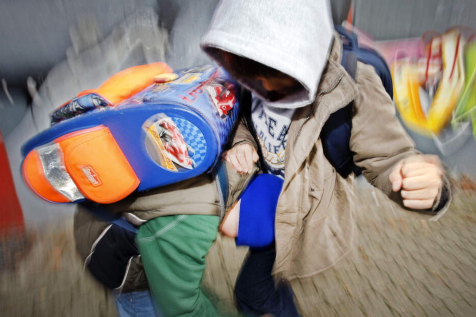 Zuerst hatte der Sohn der Frau seinen Mitschüler verprügelt. (Symbolbild)