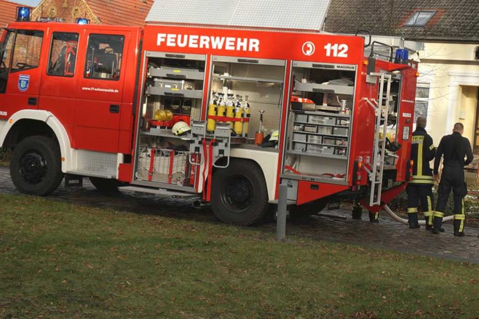 Die Feuerwehr rückte an und löschte das Feuer (Symbolbild).