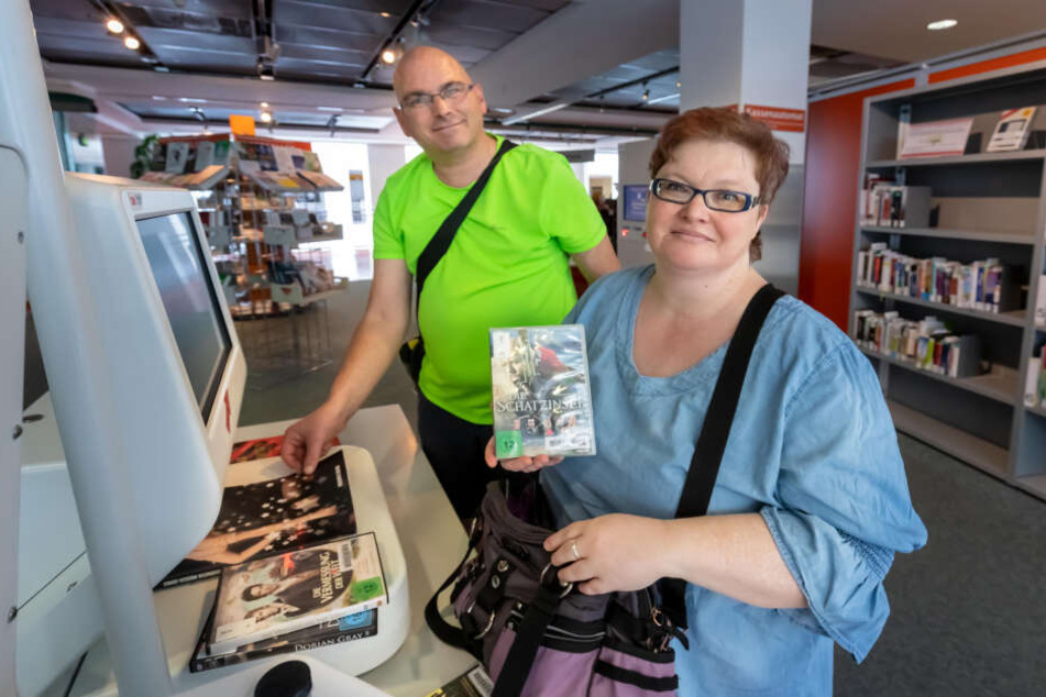 Peggy Storch (45) und Daniel Weigert (46) leihen regelmäßig Filme und Bücher aus.