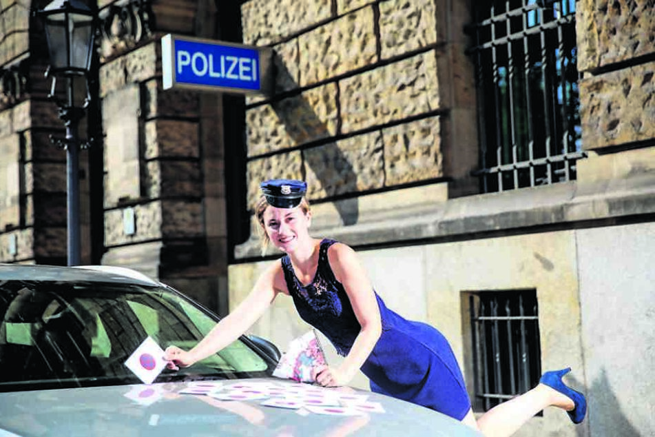 Mafia-"Politesse" Lina (21) verteilt ab heute "Knöllchen", über die sich Dinner-Fans freuen werden.