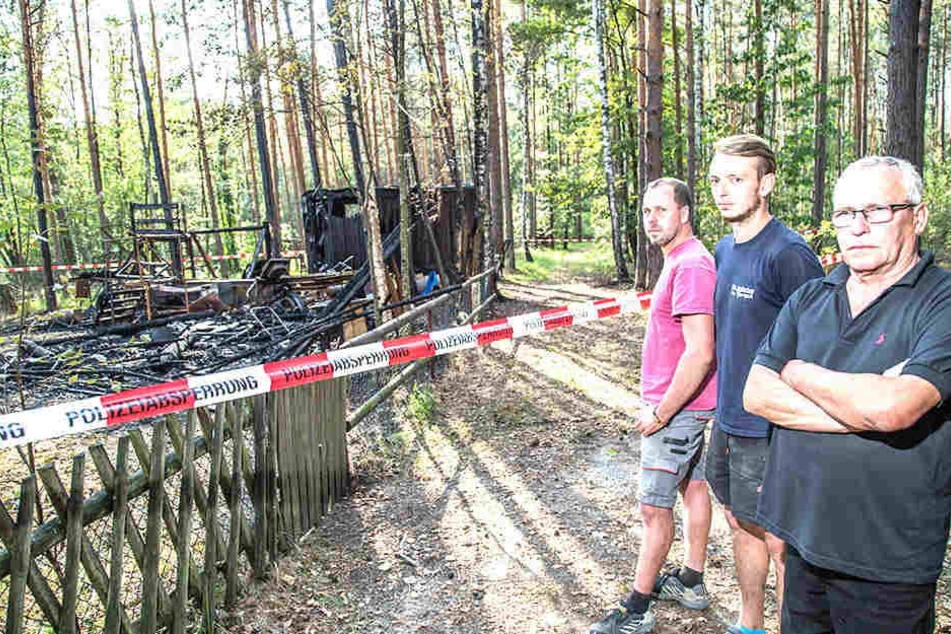 Fischer Peter Kittner (v.r.), sein Sohn Thomas und Freund Daniel Weise können einfach nicht fassen, dass ihre Wagen jetzt verbrannt sind.