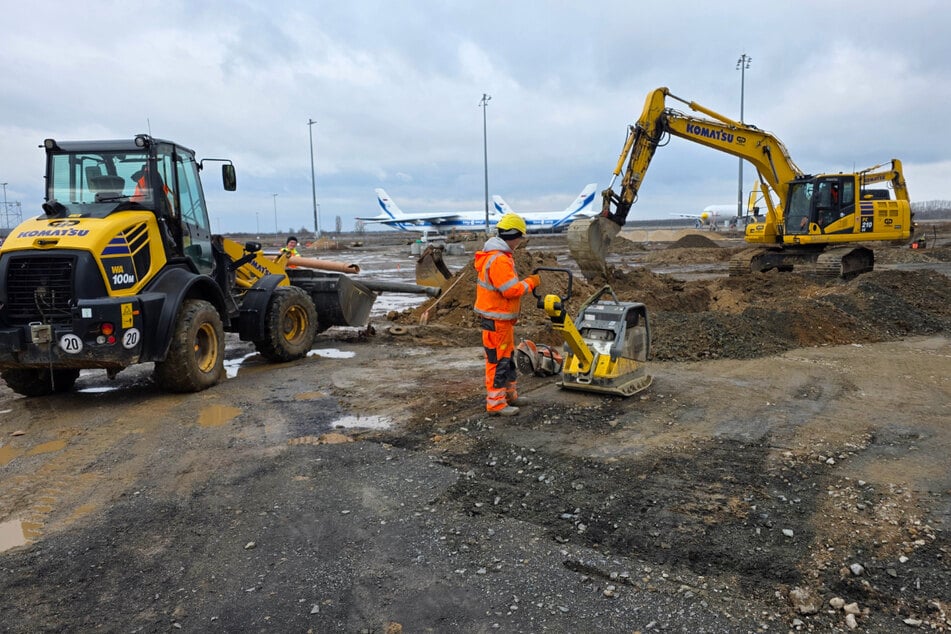 Seit Wochen laufen die Erdarbeiten für den neuen Antonov-Wartungshangar.