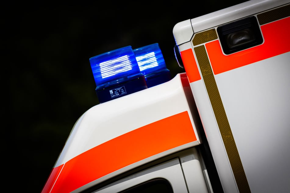 Unfall A14: Auto stürzt sechs Meter tiefe Böschung runter: Frau tot, drei Personen verletzt