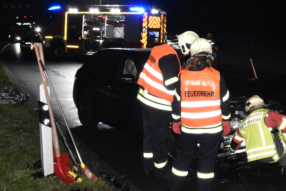 Schwerer Unfall in Erkner: Zwei Autos und ein Lkw krachen zusammen