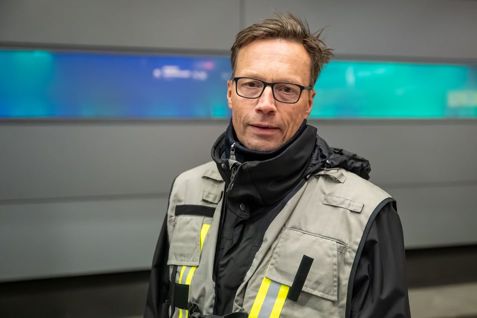 Matthias Hasberg leitet die Pressestelle der Stadt Leipzig. Das Bild zeigt ihn Ende Oktober im Einsatz bei einer Übung der Feuerwehr und Polizei im City-Tunnel.
