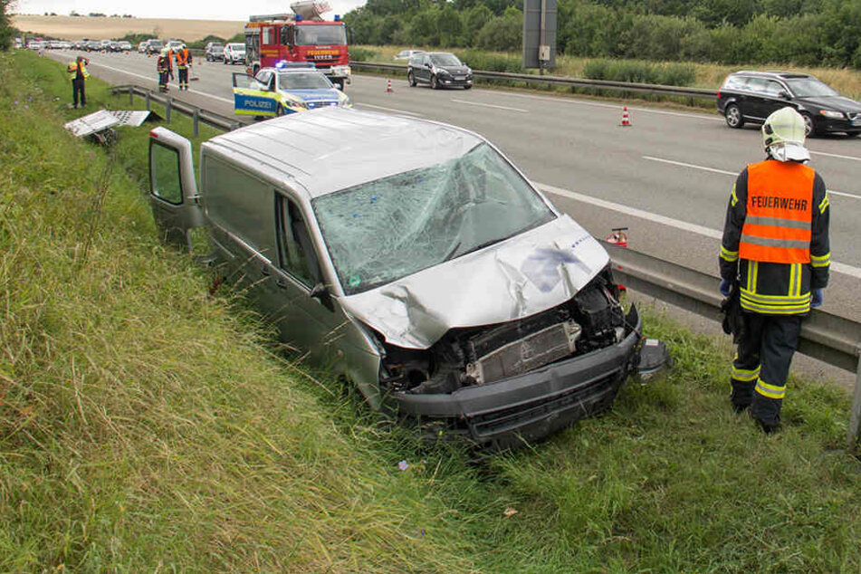Schwer demoliert kam der VW neben der Leitplanke zum stehen.