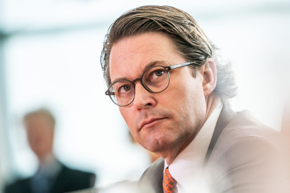 Andreas Scheuer (CSU), Bundesminister für Verkehr und digitale Infrastruktur, wartet auf den Beginn der Sitzung des Bundeskabinetts im Kanzleramt.