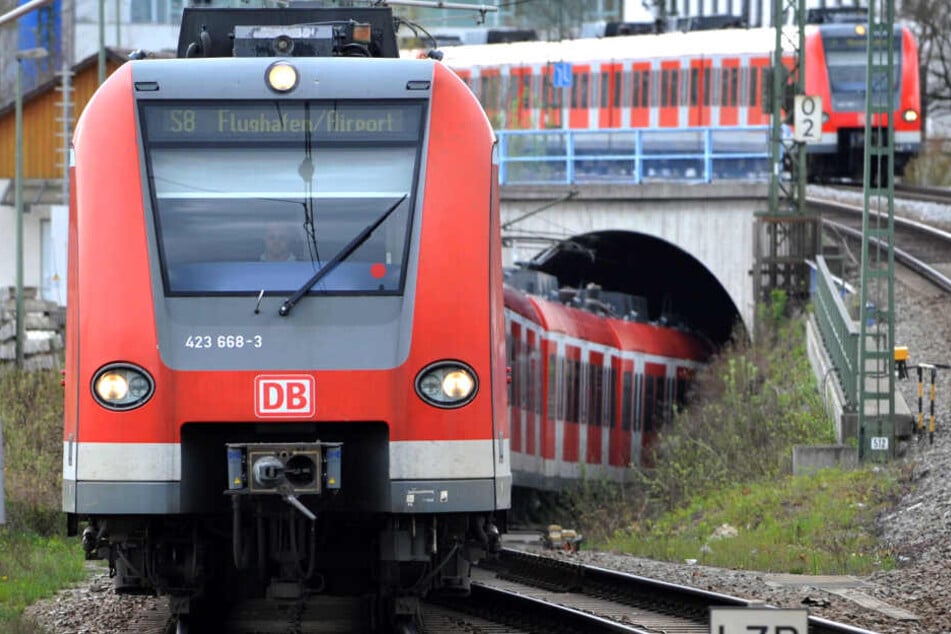Nach der Ankündigung der Deutschen Bahn, dass über Monate S-Bahnen auch im Münchner Umland ausfallen, wendet sich der Landkreis München an den Konzern und die Staatsregierung.
