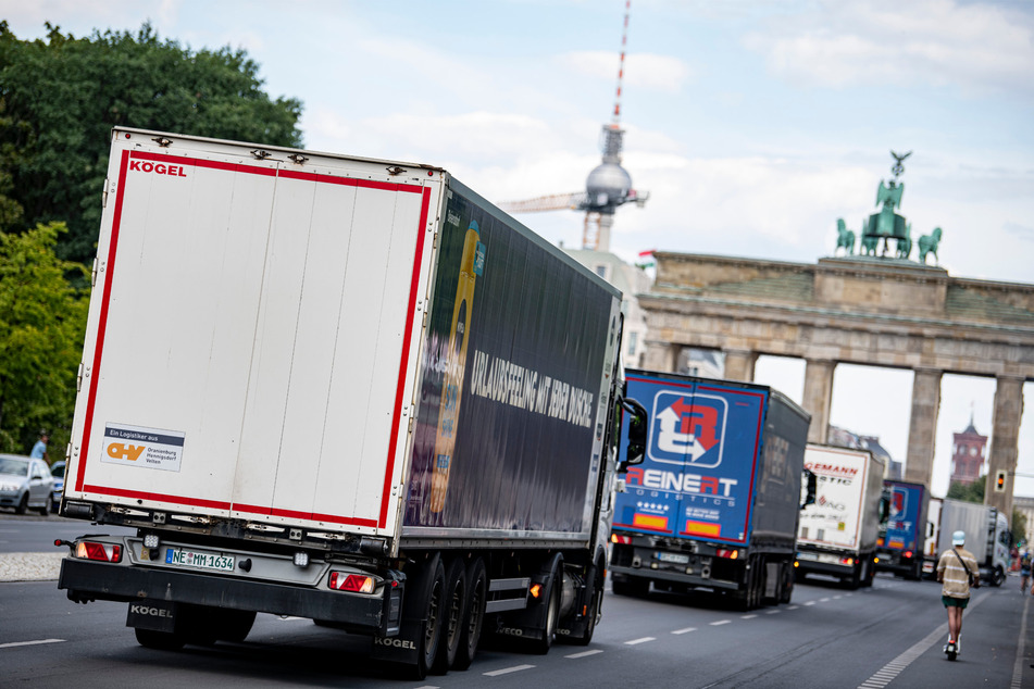 Berlin: Hunderte Lastwagen rollen gegen hohe Gas- und Energiepreise durch Berlin
