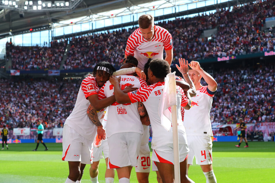 Sein Team und auch Trainer Marco Rose (47, nicht im Bild) würden sich über Olmos Verbleib in der Messestadt freuen.