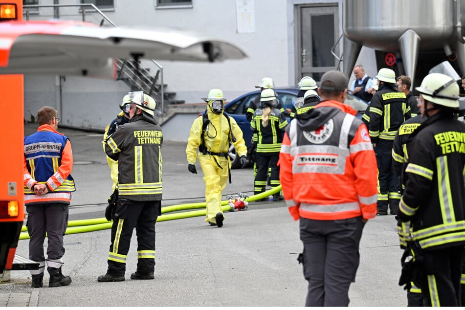 Rettungskräfte sind an der Unfallstelle im Einsatz. Das Gebäude musste belüftet werden.