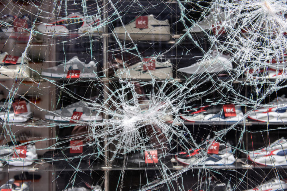 Ein beschädigtes Schaufenster eines Bekleidungsgeschäfts nach den schweren Ausschreitungen im Juni in Stuttgart