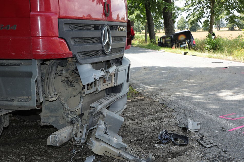 Dem Lkw wurde ein Teil der Stoßstange weggerissen, der VW T6 landete im Graben.