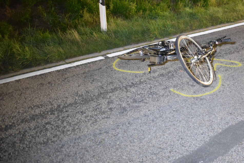 Das Fahrrad liegt auf der Straße.