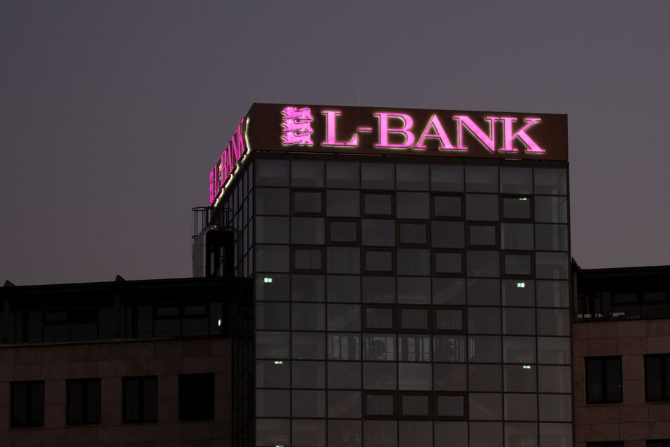 Das Logo der Staatsbank von Baden-Württemberg L-Bank ist auf einem Gebäude in der Stuttgarter Innenstadt zu sehen.