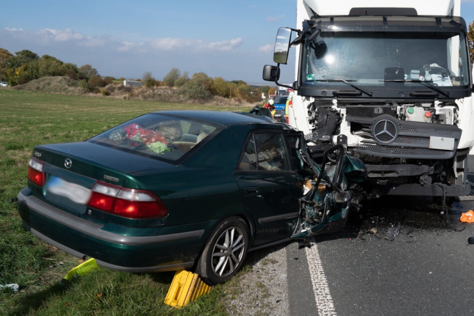 Schwerer Crash auf B85: Mazda und Lastwagen krachen frontal zusammen