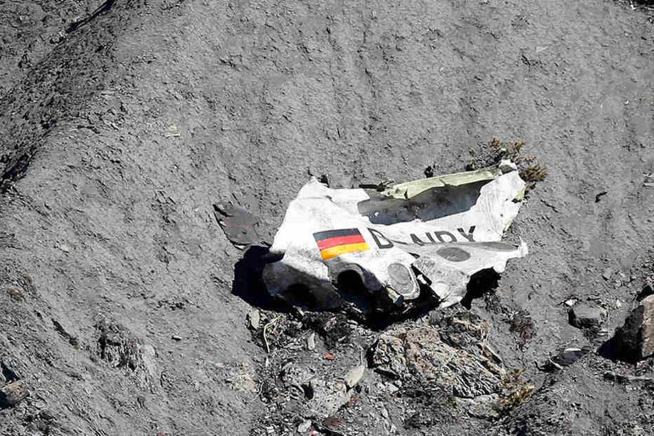 Trümmer der Germanwings-Maschine A320 liegen am 26.03.2015 an der Absturzstelle in der Nähe von Le Vernet in den französischen Alpen.