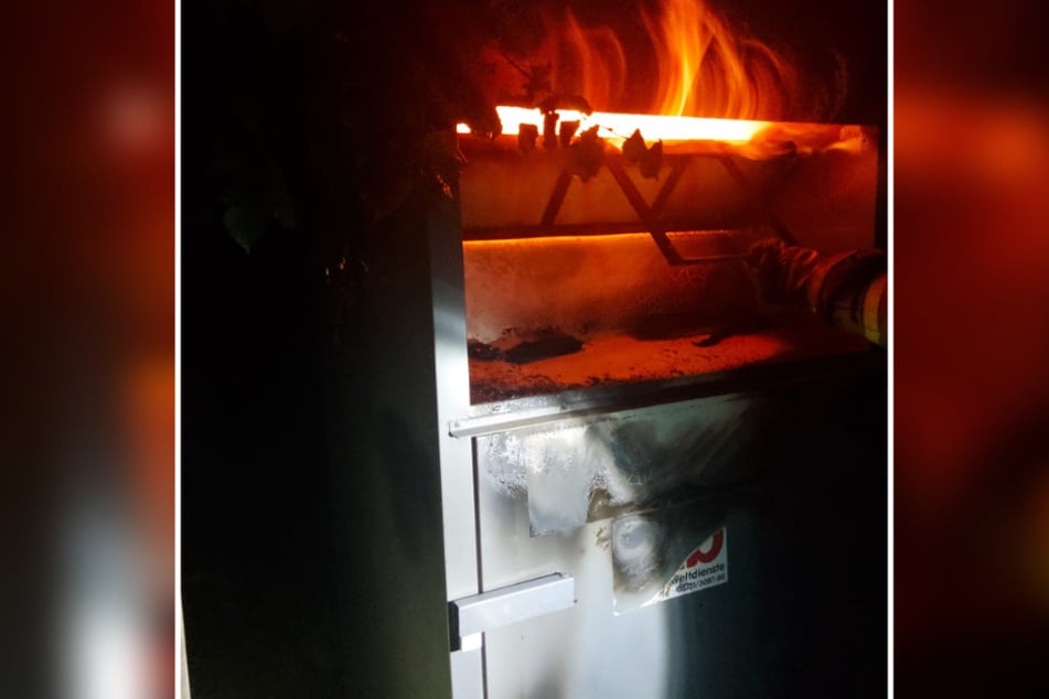 Beim Eintreffen der Feuerwehr stand der Kleidercontainer in Flammen.